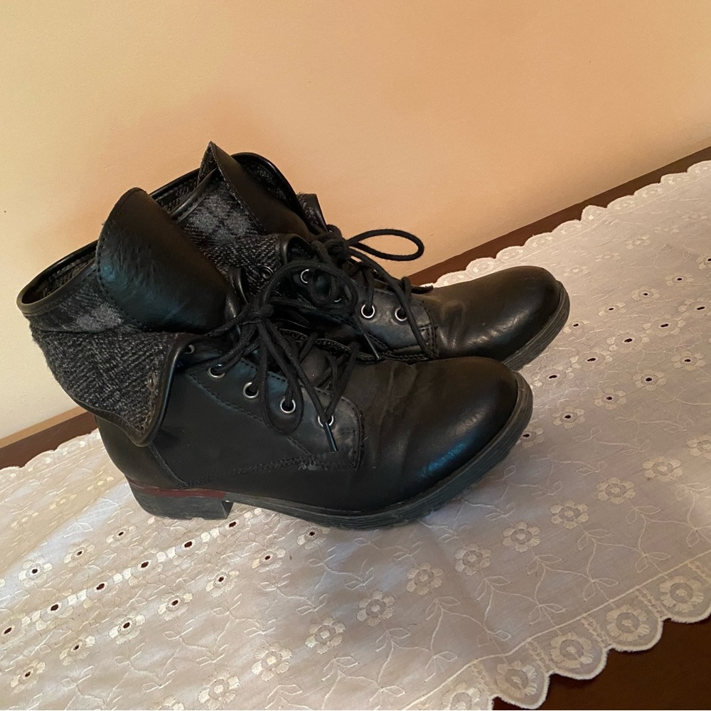 Women's low black boots
